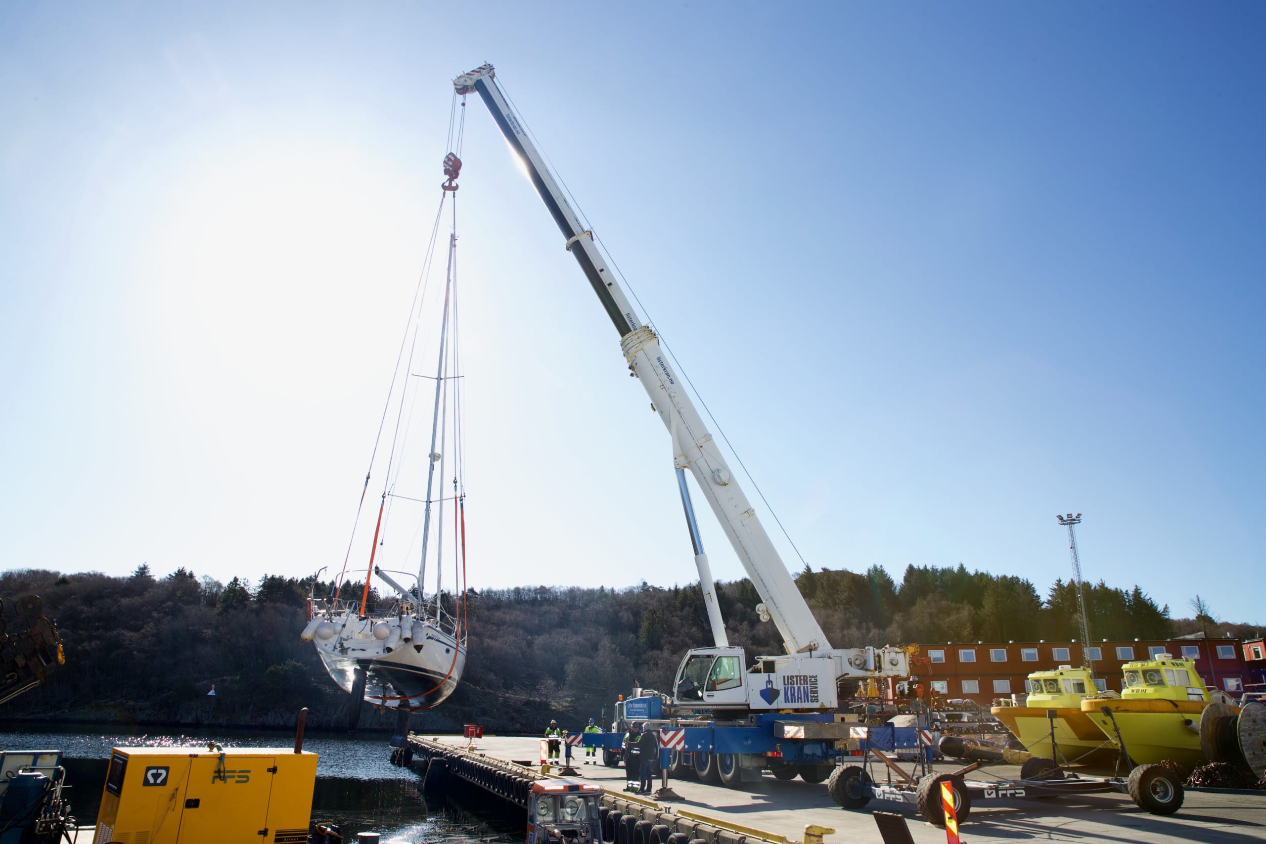 Å løfte en seilbåt på 10 tonn er ingenting for den største krana til Lister Kranservice. Den har en løftekapasitet på det tidobbelte.